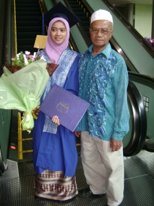 aku bersama ayah tercinta selepas majlis konvokesyen Ogos 2009